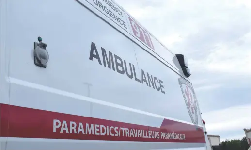  ??  ?? Des pompiers de Dalhousie ont été appelés à intervenir en attendant l’arrivée des équipes d’ambulancie­rs. - Archives