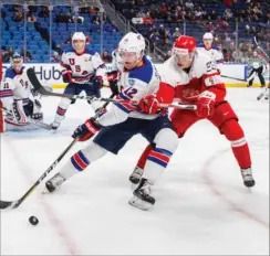  ?? FOTO: AP ?? David Madsen i kamp med USA’s Dylan Samberg under junior-VM sidste år.