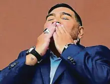  ??  ?? Hrdina Argentiny Diego Maradona se doma těšil obří popularitě, před měsícem oslavil šedesáté narozeniny. Foto: Profimedia.cz