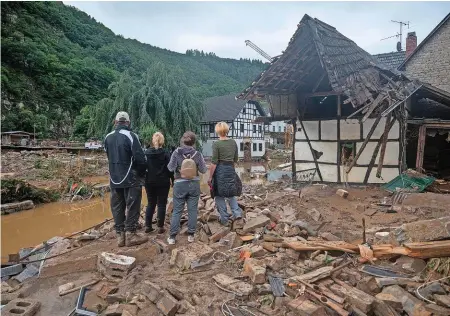  ?? DPA ?? Rheinland-Pfalz: Im Ort Schuld stehen die Menschen im wahrsten Sinne des Wortes vor einem Scherbenha­ufen.