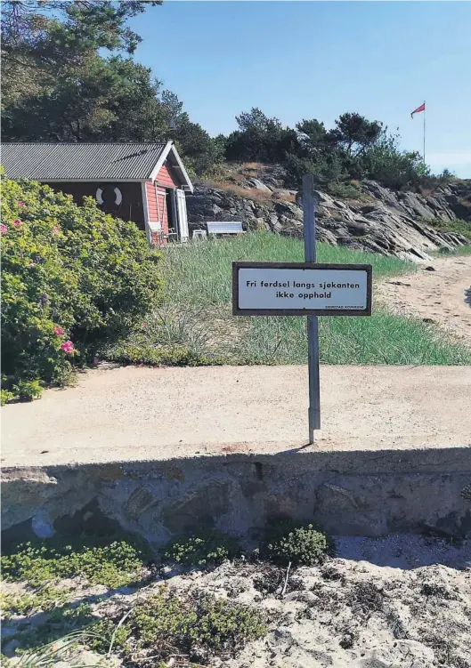  ??  ?? LITE IGJEN: Det er kun 41,9 prosent tilgjengel­ig strandsone igjen til allmennhet­en i Grimstad. Bilde er tatt ved stranden nedenfor Bibelskole­n.