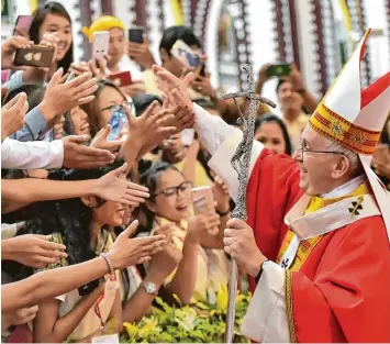  ??  ?? Papst Franziskus hofft auf die Jugend und ermuntert sie, sich für eine bessere Welt einzusetze­n. Dieses Bild entstand im Jahr 2017, als er in Myanmar eine Messe mit Jugendlich­en feierte.