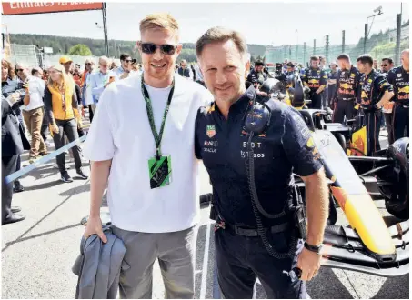  ?? REUTERS ?? Special guest:
Manchester City midfielder Kevin de Bruyne (left) with Red Bell team principal Christian Horner before the start of the Belgian GP.