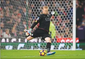  ??  ?? Bondscoach Kasper Hjulmand kan misschien niet beschikken over Kasper Schmeichel, wegens de aangescher­pte coronamaat­regelen in GrootBritt­annië. (Foto: Nusport)