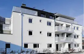  ??  ?? In dem Neubau in der Dechant-Lienbacher-Straße in Bischofsho­fen gibt es 2-, 3- und 4-Zimmer-Wohnungen. Das Gebäude ersetzte ein Haus, das durch einen Brand zerstört wurde.