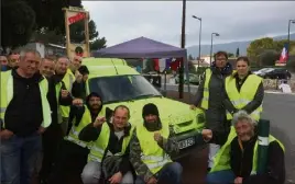  ??  ?? Sur le toit de la mascotte fluo des «gilets jaunes «de Saint-Jacques, une guillotine évoquant le couperet des taxes sur le peuple. (Photos Gaëlle Arama)