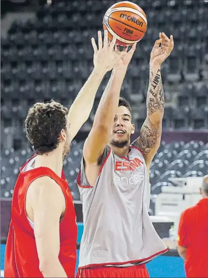  ?? FOTO: EFE ?? Pau y Marc Gasol charlan al término de uno de los entrenamie­ntos de España en el Polyvalent Hall de Cluj-Napoca