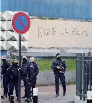  ?? AFP ?? Aulnay-sous-Bois. Poliziotti di pattuglia nel quartiere degli scontri