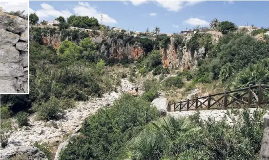  ??  ?? Ein uriger Brunnen und das Flussbett des Río Gorgos gehören zu den Highlights der Wanderung.