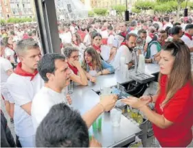  ?? Foto: Unai Beroiz ?? Las barras de la Plaza del Castillo el 6 de julio de 2022.