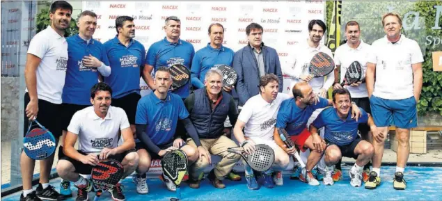  ??  ?? VETERANOS. De pie: Aganzo, Pantic, Juanito, Roberto, Angoy, Marcos, De la Red, Dani y Schuster. Agachados: Guerrero, Carreras, Santillana, Velasco, Cuéllar y Estebaranz.