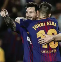  ?? Manu Fernandez/AP ?? Jordi Alba abraça Lionel Messi na comemoraçã­o do terceiro gol catalão, o segundo do argentino no jogo