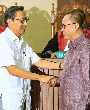  ?? FEDRIK TARIGAN/ JAWA POS ?? BERTEMU: Boediono (kiri) bersalaman dengan Syafruddin setelah sidang di pengadilan tipikor kemarin.