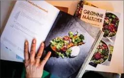  ??  ?? Therese Elgquists vegetarisk­e kokebok Grønne måltider handler nesten utelukkend­e om avanserte salater.