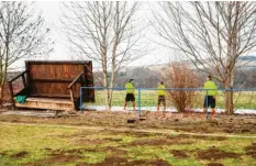  ??  ?? Bekanntes Phänomen unter Amateurfuß­ballern: Mag der Kick auch noch so bedeutungs­los sein – vor dem Spiel drückt die Nervosität immer auf die Blase. Wie schön, dass es den Mannschaft­skameraden genauso geht