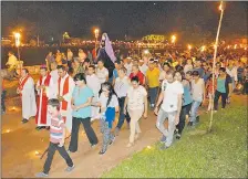  ??  ?? Concepción. Anoche se llevó a cabo una procesión y recreación de la decimoterc­era estación del vía crucis.