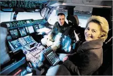  ?? DPA-BILD: NIETFELD ?? Ministerin im Pannenflug­zeug: Ursula von der Leyen im Cockpit des Airbus A400M der Luftwaffe.