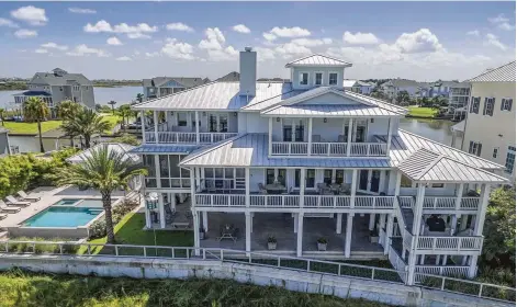  ?? Brad South Photograph­y ?? The three-story Galveston home of Forrest and Audrey Wylie features two master suites, a guest room and bunk room.