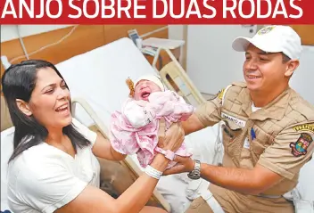  ??  ?? A manicure Stephany Guimarães entrou em trabalho de parto durante o caos no trânsito causado pelo fechamento da Ponte Rio-Niterói, terça-feira, e foi levada de moto pelo guarda municipal André Taranto até o hospital, onde ela deu à luz Morena Beatriz. P. 4