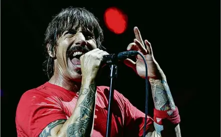  ??  ?? Apesar de falhas e de Anthony Kiedis (foto) morno, Red Hot Chilli Peppers empolgou plateia ao fechar a noite no evento