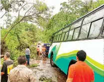  ??  ?? Lento. El mal estado de las calles dio problemas a la hora que llegaron las lluvias constantes.