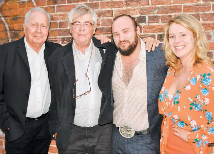  ?? PHOTO CÉDRIC BÉLANGER ?? Donald Pilon, André Forcier, Jean-marc E. Roy et Charlotte Aubin ont posé hier avant la grande première du film Des histoires inventées consacré au célèbre cinéaste québécois et présenté au Festival de cinéma de la ville de Québec. En médaillon dans le texte, une scène du film qui prendra l’affiche en salles dès l’hiver 2019.