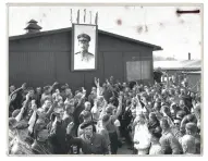  ??  ?? Sovjetiske fanger i Buchenwald-lejren befries af den amerikansk­e haer den 30. april 1945 og hylder et improviser­et portraet af Stalin. De fik en svaer tid. Da fangerne kom tilbage til Sovjetunio­nen, blev de anset for at vaere smittet af nazismen. De måtte i forhør, og tusindvis havnede i Gulag-lejre.