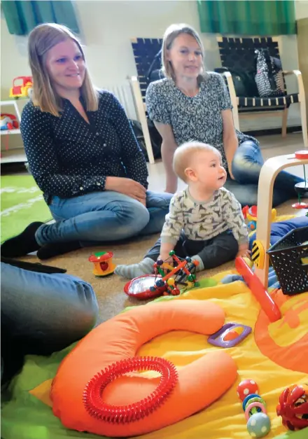  ??  ?? FULLT HUS. Nyinvigda Familjens Hus på Håsten lockade fler nyblivna familjer under invigninge­n.