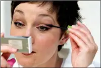  ?? Arkansas Democrat-gazette/karen E. SEGRAVE ?? Rachel West applies mascara inside the Hawkins Unit in Wrightsvil­le. Arkansas’ female inmates can purchase most cosmetics, but not fingernail polish.