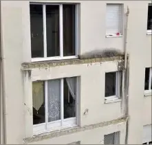  ?? (Photos AFP et PQR/Ouest France) ?? Les cicatrices laissées sur la façade montrent que les balcons ont cédé nettement. En attendant le résultat des expertises, l’immeuble a été évacué.