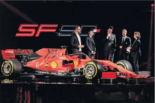  ??  ?? EN MARANELLO. Leclerc, Binotto y Vettel, en el centro, contemplan el nuevo Ferrari SF90 que disputará la temporada 2019 de Fórmula 1.