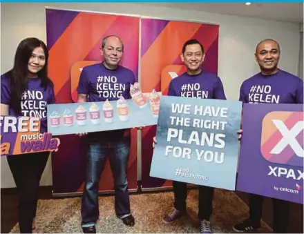  ?? PIC BY YAZIT RAZALI ?? Celcom Axiata Bhd deputy chief executive officer (business operations) Azwan Khan Osman Khan (second from left) with chief marketing officer Zalman Aefendy Zainal Abidin (second from right), Xpax manager Penny Ong (left) and brand management head Daren...