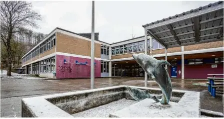  ?? ?? Schnellere­s Internet bekommen auch Schulen wie die Buchfeldsc­hule in Bolheim.