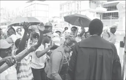  ??  ?? The crowd happily receiving Attorney General Basil Williams after he left the courtroom.