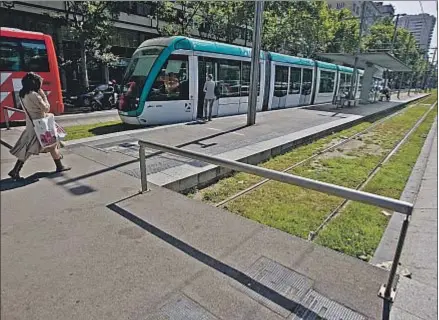  ?? ÀLEX GARCIA ?? Estación terminal del TramBaix en la Diagonal, junto a la plaza Francesc Macià