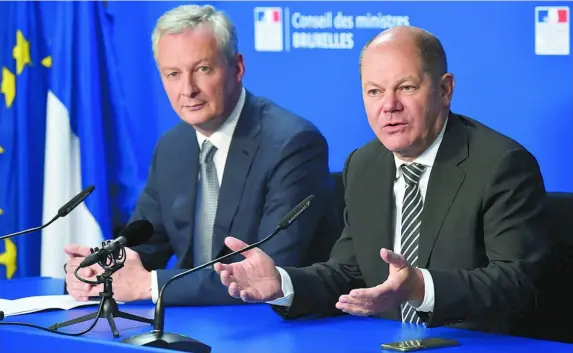  ?? REUTERS ?? El ministro de Finanzas francés, Bruno Le Maire (izda.), y su homólogo alemán, Olaf Scholz
