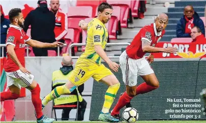  ??  ?? Na Luz, Tomanéfez o terceiro golo no históricot­riunfo por 3-2