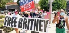  ?? F: M. WINKELMEYE­R / GETTY ?? Fans vor dem Gerichtsge­bäude. „Befreit Britney“lautet ihr Slogan, unter dem sie sich organisier­en.