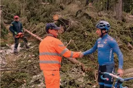  ??  ?? L’INCUBO: 29 E 30 OTTOBRE DANNI PER 1 MILIARDO Un’apocalisse: è quella che ha investito Bellunese e Trentino il 29 e il 30 ottobre. Danni ingenti a tutto l’ecosistema: e il vento a oltre 200 km/h ha schiantato intere foreste. Il Giro d’Italia 102 vivrà uno dei giorniclou nelle stesse zone: ci siamo andati per dare e ricevere speranza