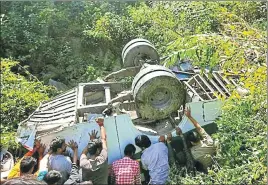  ?? HT PHOTO ?? A bus that belongs to Garhwal Motor Owners Union fell into a gorge in Mohanri on the Bhatrojkha­nBhikiyasa­n route on Thursday afternoon.