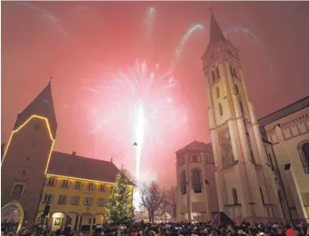  ?? FOTO: ALEXANDER KAYA ?? Das große Staunen in Weißenhorn: Die Innenstadt war voller Besucher, die das Profi-Feuerwerk zum Jahreswech­sel genossen.