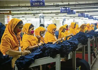  ?? FOTO: NURPHOTO ?? Nähstube der Welt: In Bekleidung­sfabriken wie MB Knit in Narayangan­j in Bangladesc­h fertigen die Näherinnen Jenas, Kleider und andere Textilien für die Abnehmer in den USA, Europa und Kanada.