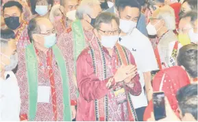  ?? — Gambar Muhammad Rais Sanusi ?? BERSAMA: Uggah ketika mengiringi Abang Johari pada majlis perasmian Perhimpuna­n Agung Parti Pesaka Bumiputera Bersatu (PBB) Ke-15 di Kuching semalam.