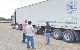  ??  ?? El camión con mercadería­s presumible­mente de contraband­o provenient­e de Chile detenido ayer por la Coordinaci­ón de Operativa de Investigac­ión Aduanera (COIA).