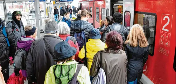  ?? Foto: Silvio Wyszengrad ?? Zu Stoßzeiten wie am Montagnach­mittag klagen Pendler in Fugger Express Zügen über Enge. Zudem gibt es mit der Pünktlichk­eit ein Problem. Der Fahrgastve­rband Pro Bahn will sich deswegen an den Landtag wenden. Schon einmal hatte er Erfolg damit.