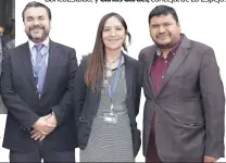  ??  ?? Jaime Soto y Edith Signé, ambos directores laborales de BancoEstad­o, y Carlos Gardel, concejal de Lo Espejo.