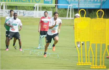  ??  ?? SAN JOSE: Costa Rica’s national team footballer­s Celso Borges (L) Joel Campbell (C) and Bryan Ruiz (R) train at the Proyecto Gol in Ribera de Belen, 30 km west of San Jose, yesterday. Costa Rica will face Haiti tomorrow in a qualifying match for the...