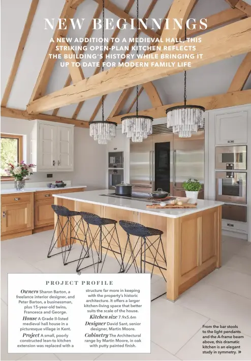  ??  ?? From the bar stools to the light pendants and the A-frame beam above, this dramatic kitchen is an elegant study in symmetry.