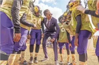  ?? PROVIDED BY JACOB KEMP ?? Snoop Dogg, center, stars as a self-centered former pro who reluctantl­y takes on coaching duties for a kids’ football team in “The Underdoggs.”