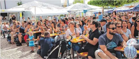  ?? SZ-FOTO: SOMM ?? Das FiZ-Organisati­onsteams um Bianca Scherb konnte sich über volle Bänke und bestes Festwetter freuen.